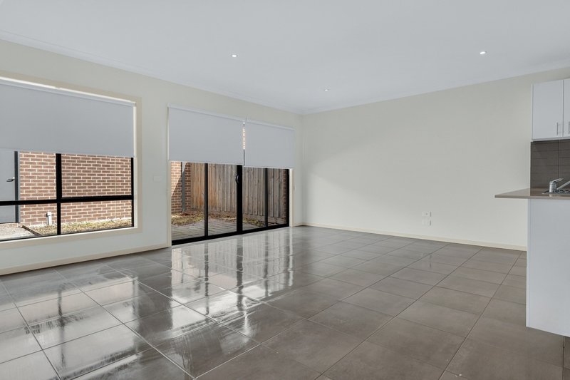 Photo - 10 Chilla Lane, Point Cook VIC 3030 - Image 2