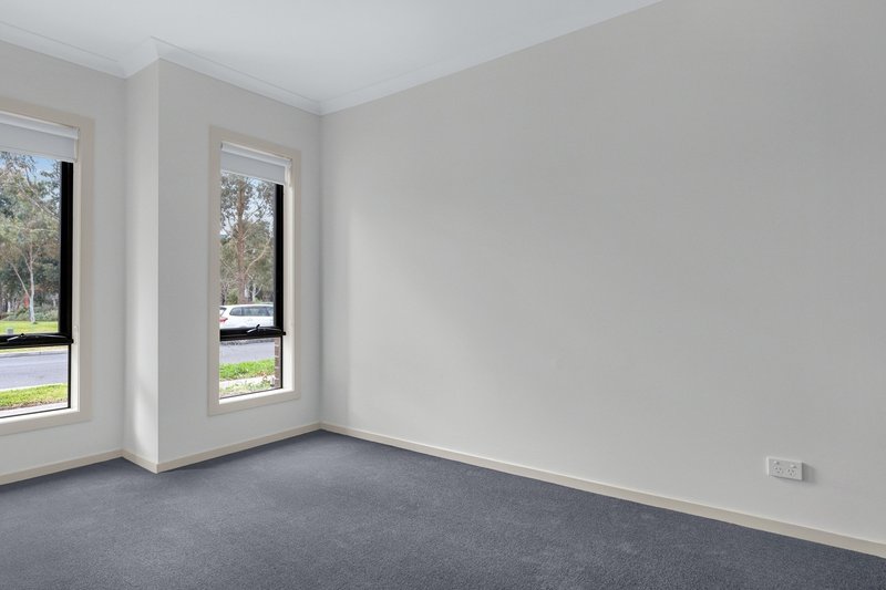 Photo - 10 Chilla Lane, Point Cook VIC 3030 - Image 4
