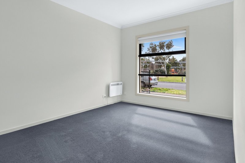 Photo - 10 Chilla Lane, Point Cook VIC 3030 - Image 5