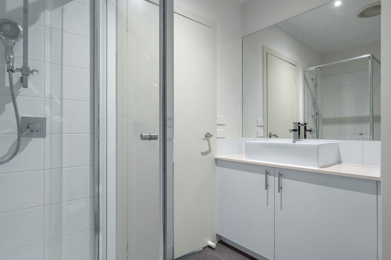 Photo - 10 Chilla Lane, Point Cook VIC 3030 - Image 6