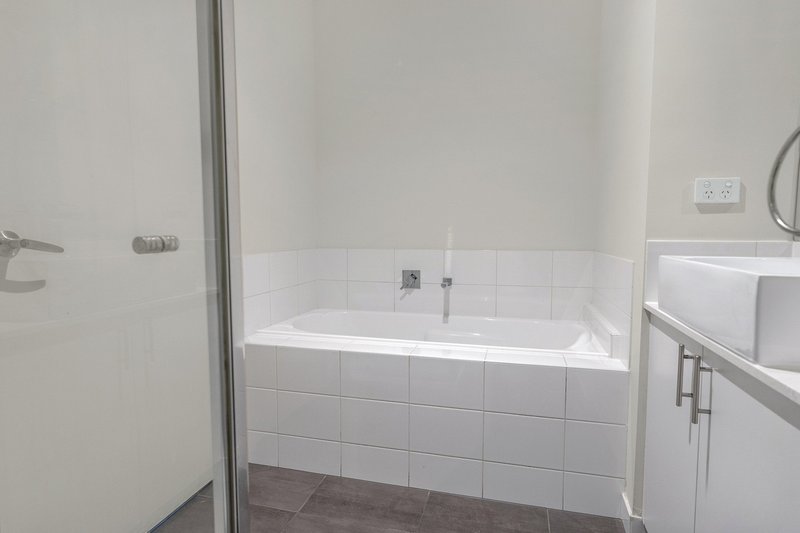 Photo - 10 Chilla Lane, Point Cook VIC 3030 - Image 7