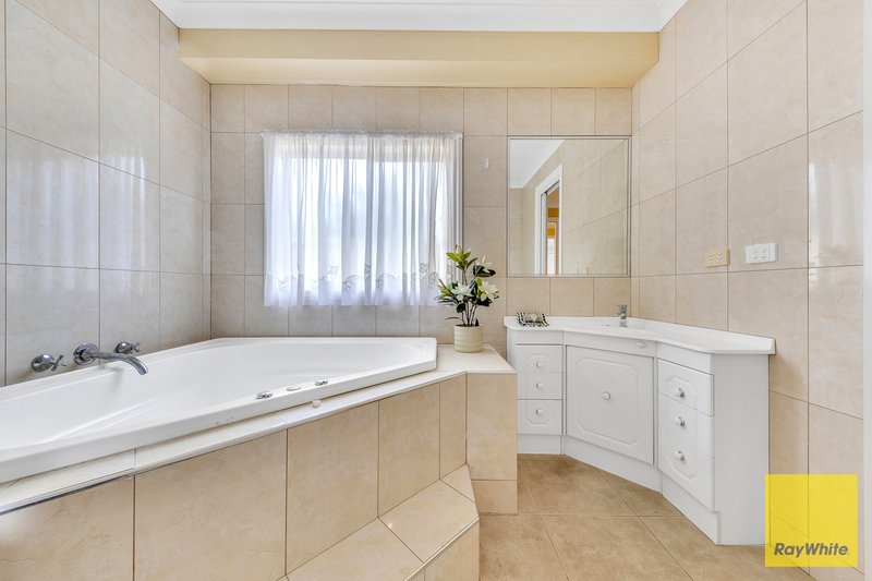 Photo - 10 Cityview Crescent, Tarneit VIC 3029 - Image 5