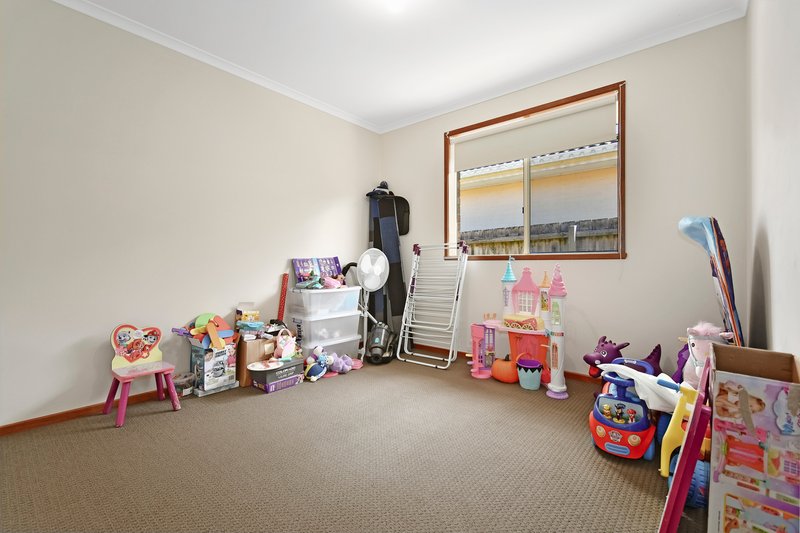 Photo - 10 Claire Close, Pakenham VIC 3810 - Image 9