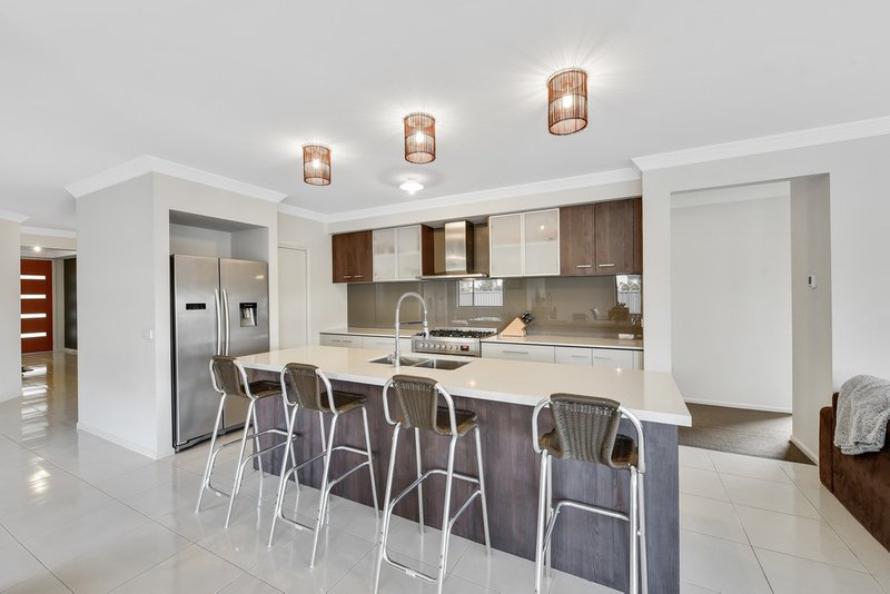 Photo - 10 Clarence Place, Cranbourne East VIC 3977 - Image 2