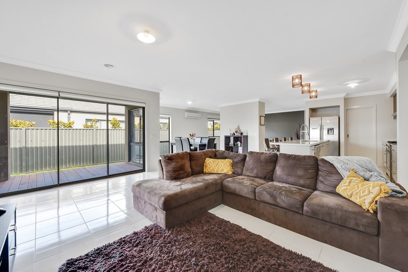 Photo - 10 Clarence Place, Cranbourne East VIC 3977 - Image 4