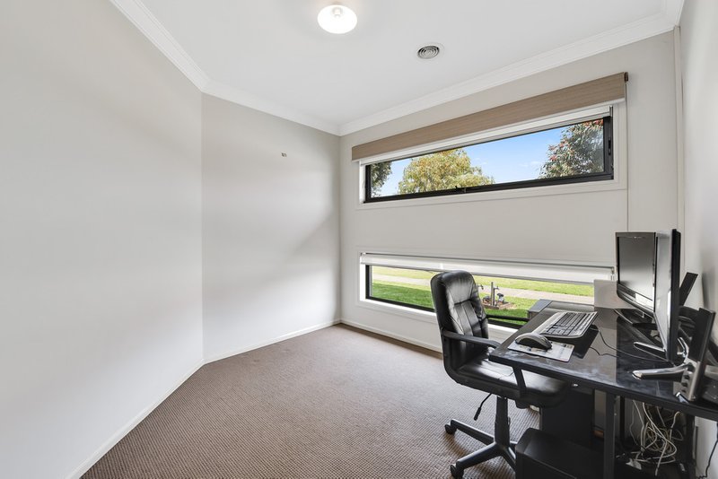 Photo - 10 Clarence Place, Cranbourne East VIC 3977 - Image 6