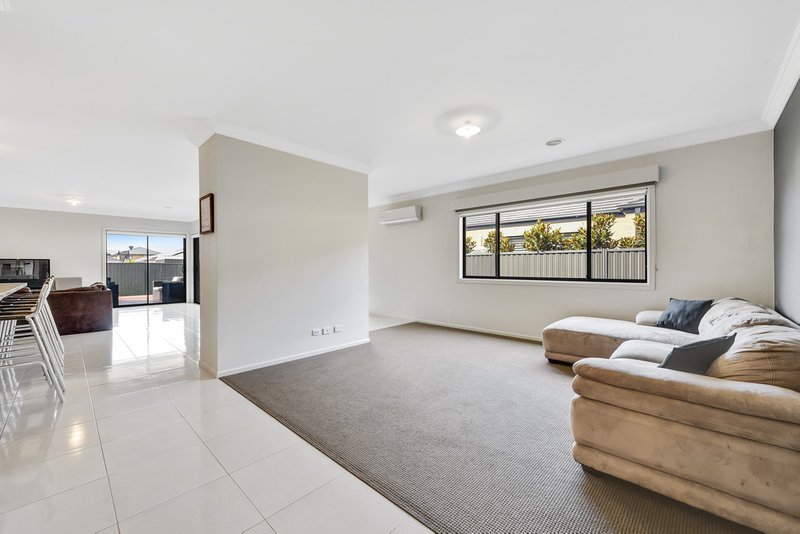 Photo - 10 Clarence Place, Cranbourne East VIC 3977 - Image 9