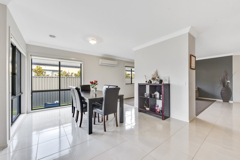 Photo - 10 Clarence Place, Cranbourne East VIC 3977 - Image 12