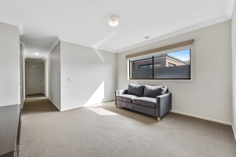 Photo - 10 Clarence Place, Cranbourne East VIC 3977 - Image 13