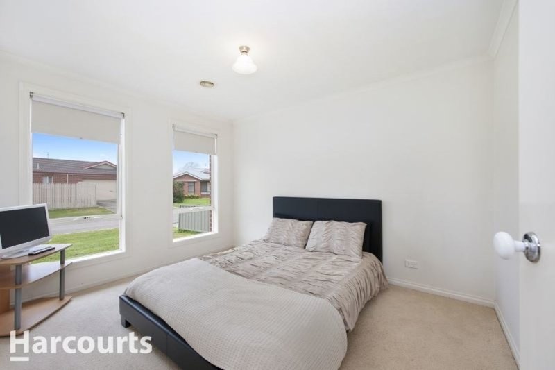 Photo - 10 Cluden Gardens, Sebastopol VIC 3356 - Image 2