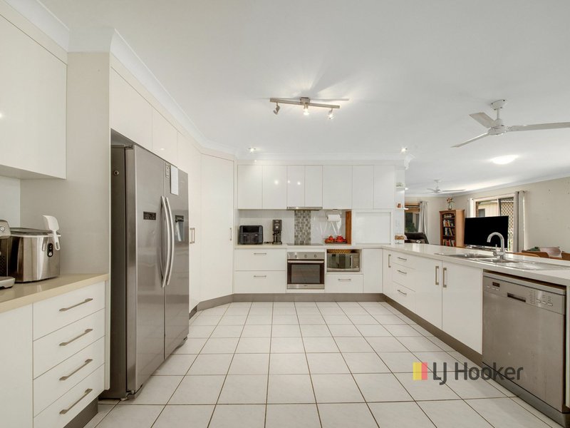 Photo - 10 Coal Crescent, Tannum Sands QLD 4680 - Image 4