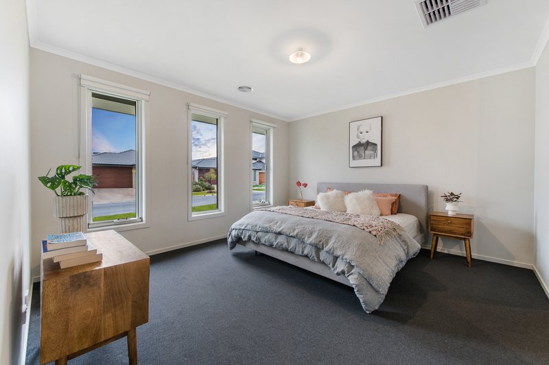 Photo - 10 Cobblefield Street, Aintree VIC 3336 - Image 9