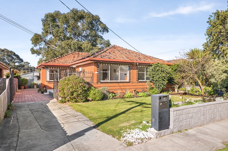 Photo - 10 Columbia Street, Oakleigh South VIC 3167 - Image 1