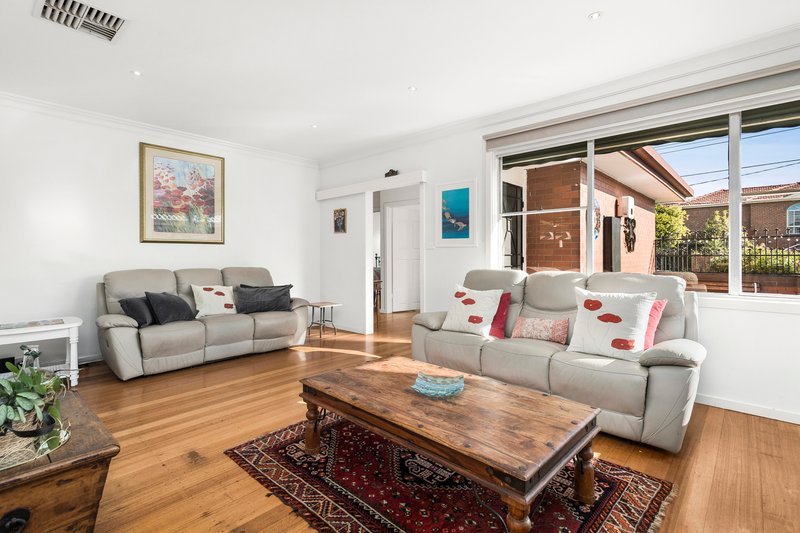 Photo - 10 Columbia Street, Oakleigh South VIC 3167 - Image 3
