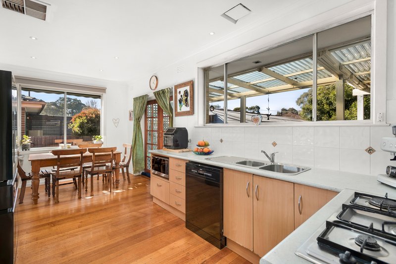 Photo - 10 Columbia Street, Oakleigh South VIC 3167 - Image 5