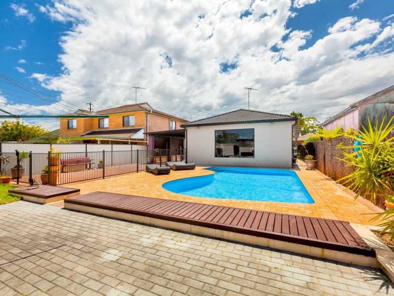 10 Como Road, Greenacre NSW 2190