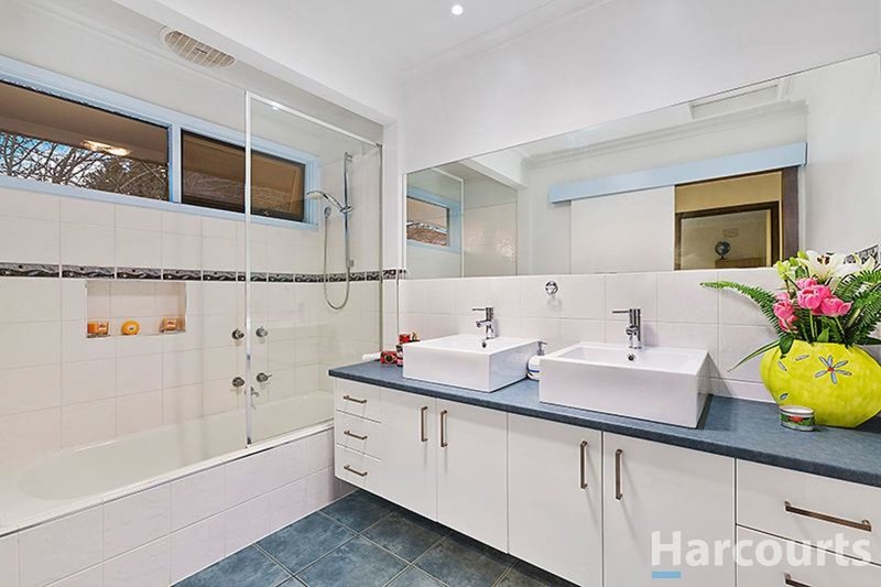 Photo - 10 Corunna Court, Glen Waverley VIC 3150 - Image 6