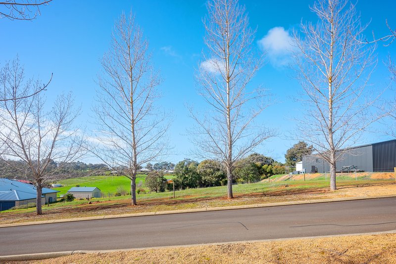 Photo - 10 Cottonwood Close, Kangaroo Gully WA 6255 - Image 5