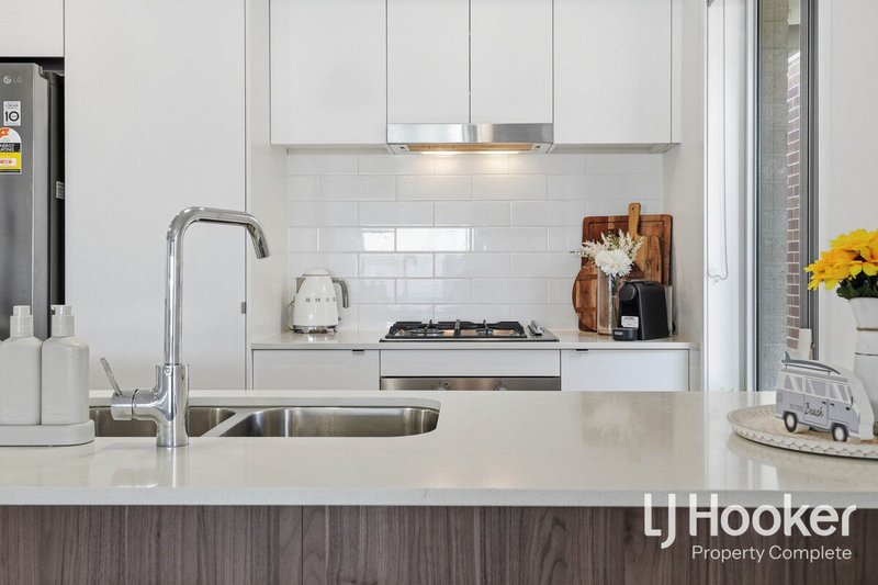 Photo - 10 Creaghe Street, Park Ridge QLD 4125 - Image 7