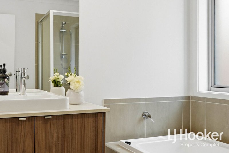 Photo - 10 Creaghe Street, Park Ridge QLD 4125 - Image 16