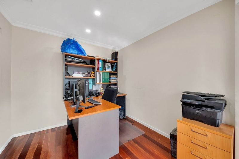 Photo - 10 Crossdale Green, Craigieburn VIC 3064 - Image 3