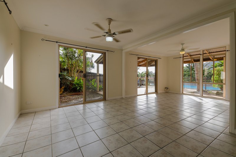 Photo - 10 Daydream Court, Cannonvale QLD 4802 - Image 2