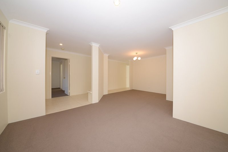 Photo - 10 De Crillon Way, Currambine WA 6028 - Image 4