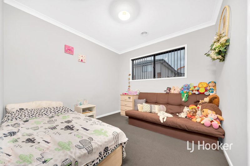 Photo - 10 Dellinea Street, Cranbourne North VIC 3977 - Image 9