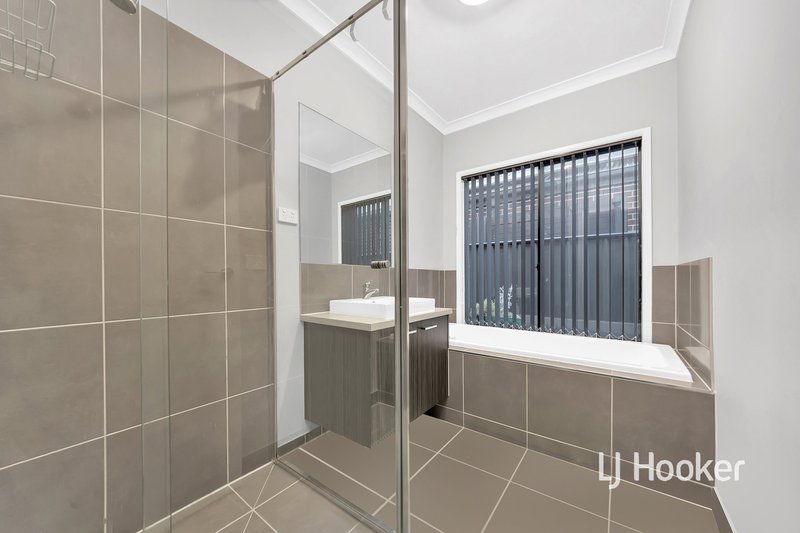 Photo - 10 Dellinea Street, Cranbourne North VIC 3977 - Image 11