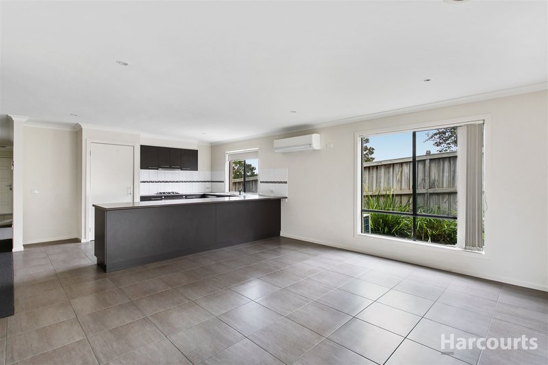 Photo - 10 Devlin Place, Cranbourne North VIC 3977 - Image 3