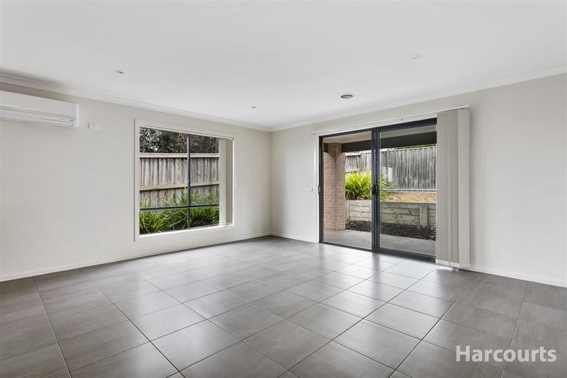 Photo - 10 Devlin Place, Cranbourne North VIC 3977 - Image 4