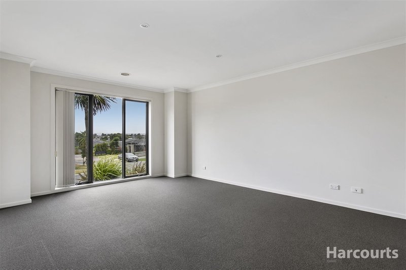 Photo - 10 Devlin Place, Cranbourne North VIC 3977 - Image 5