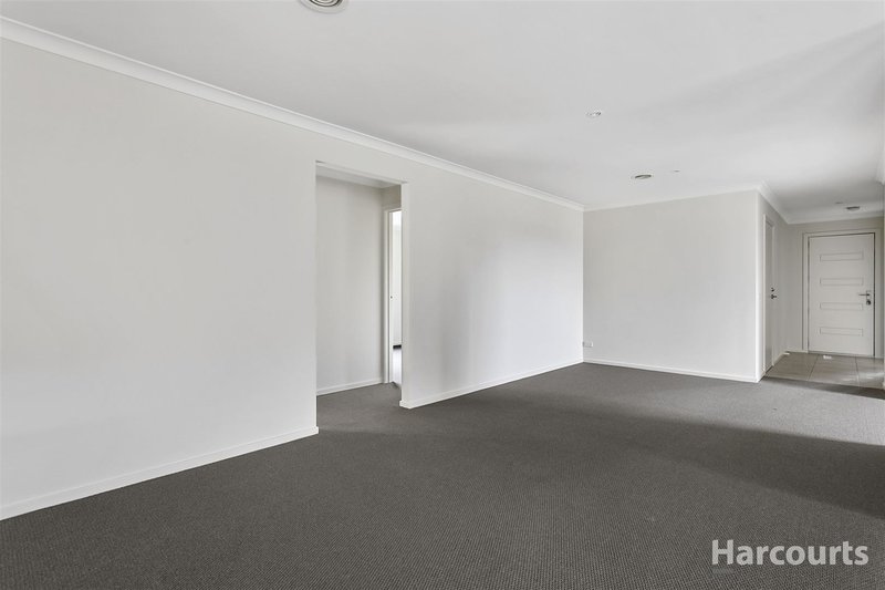 Photo - 10 Devlin Place, Cranbourne North VIC 3977 - Image 6