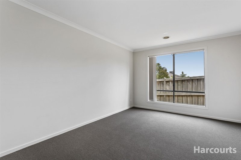 Photo - 10 Devlin Place, Cranbourne North VIC 3977 - Image 7