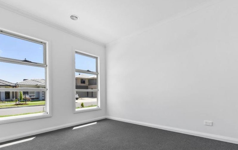 Photo - 10 Diplomat Crescent, Cranbourne South VIC 3977 - Image 5