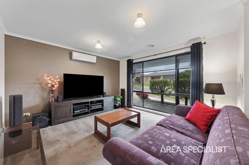 Photo - 10 Doonie Way, Pakenham VIC 3810 - Image 6