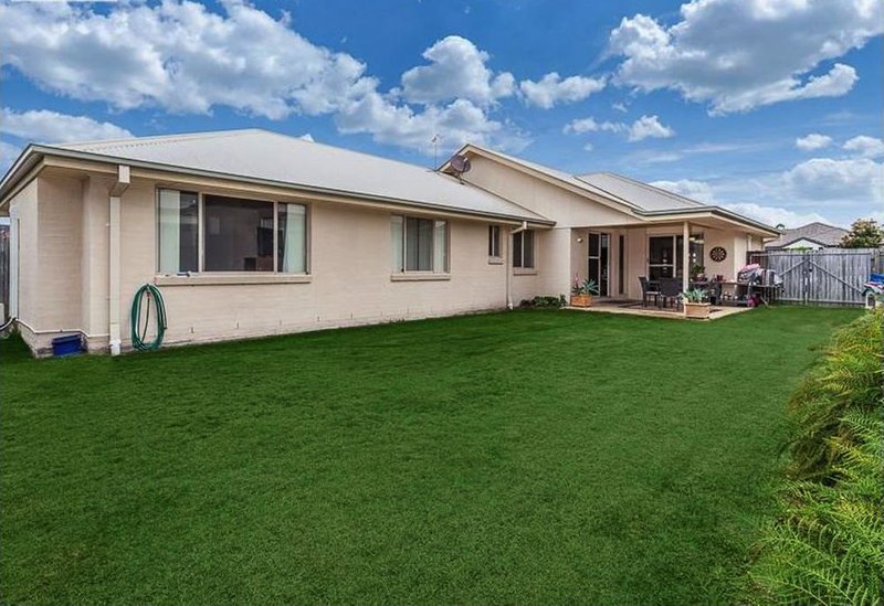 Photo - 10 Dotterel Crescent, North Lakes QLD 4509 - Image 5