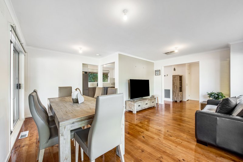 Photo - 10 Dundee Close, Gladstone Park VIC 3043 - Image 5