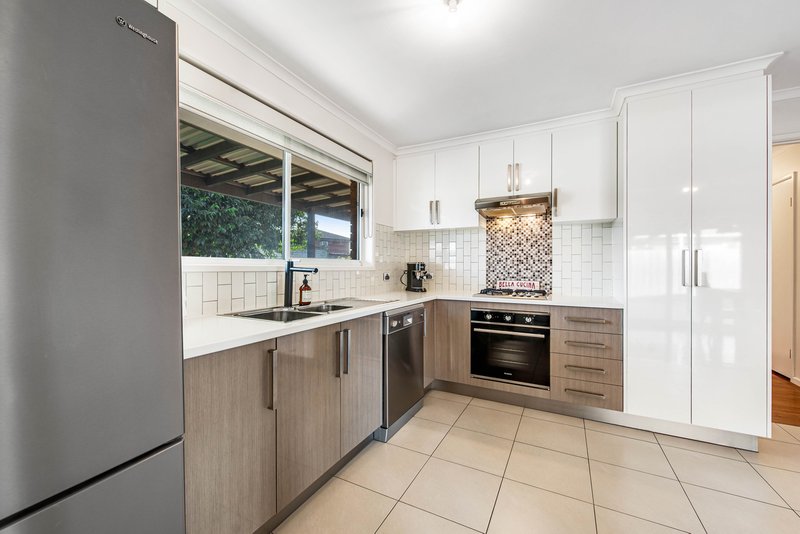 Photo - 10 Dundee Close, Gladstone Park VIC 3043 - Image 9