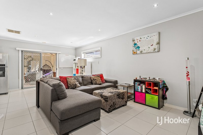 Photo - 10 Durrol Way, Caroline Springs VIC 3023 - Image 2