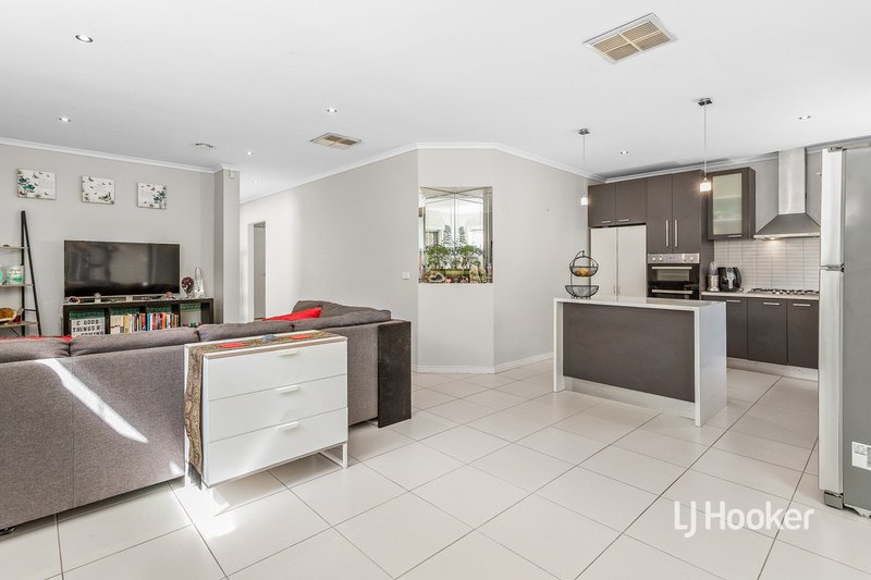 Photo - 10 Durrol Way, Caroline Springs VIC 3023 - Image 4