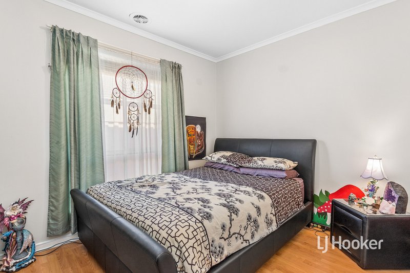 Photo - 10 Durrol Way, Caroline Springs VIC 3023 - Image 12