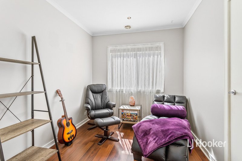 Photo - 10 Durrol Way, Caroline Springs VIC 3023 - Image 13