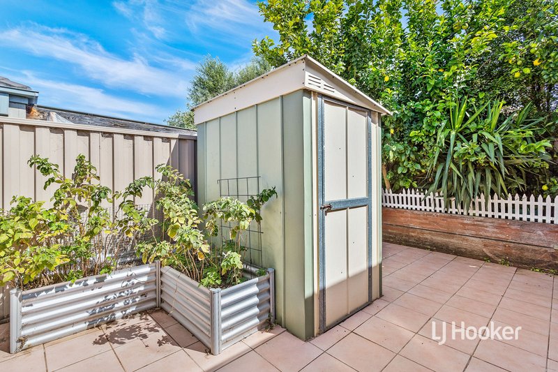 Photo - 10 Durrol Way, Caroline Springs VIC 3023 - Image 17