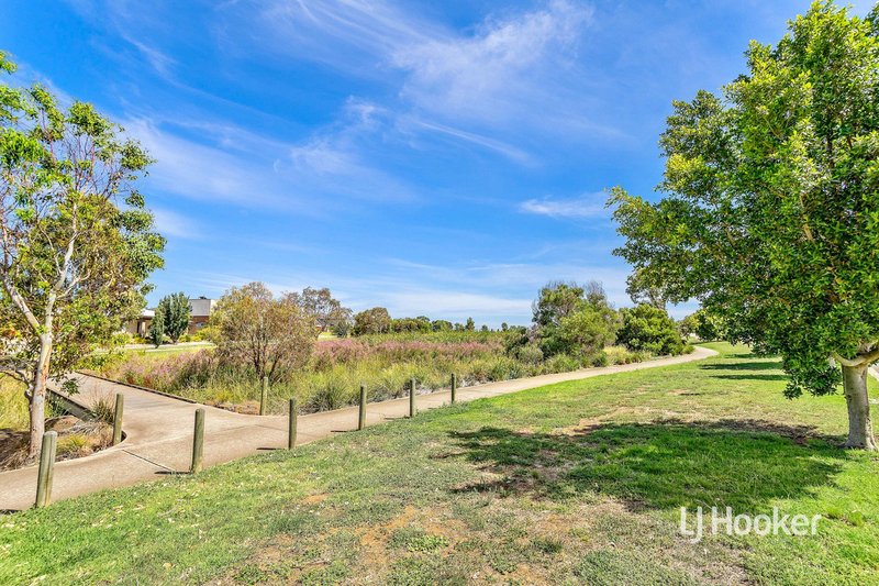 Photo - 10 Durrol Way, Caroline Springs VIC 3023 - Image 18