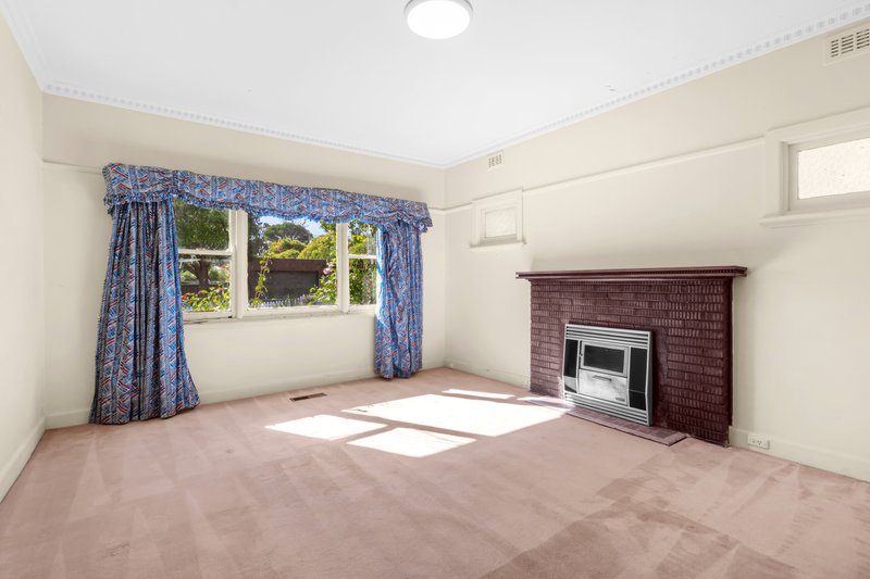 Photo - 10 Edinburgh Street, Box Hill South VIC 3128 - Image 3