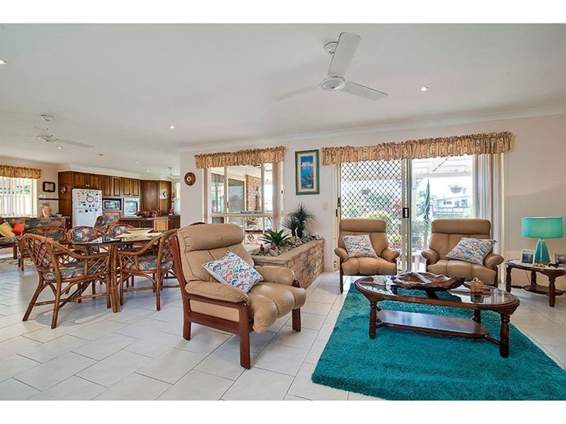 Photo - 10 Eloura Court, Ocean Shores NSW 2483 - Image 9