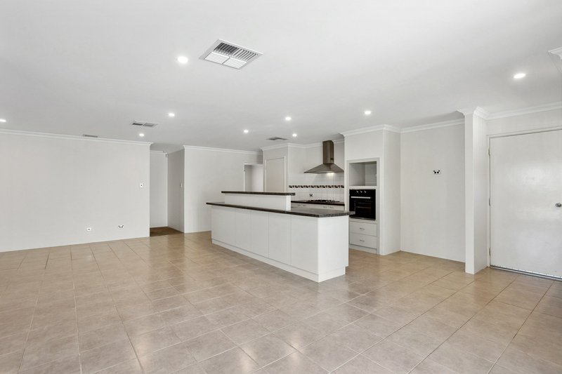 Photo - 10 Enfield Turn, Carramar WA 6031 - Image 4