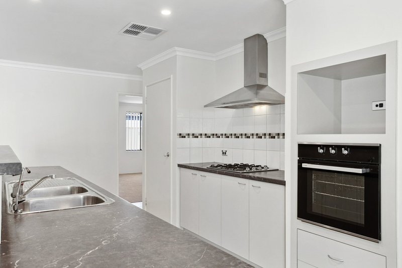 Photo - 10 Enfield Turn, Carramar WA 6031 - Image 6