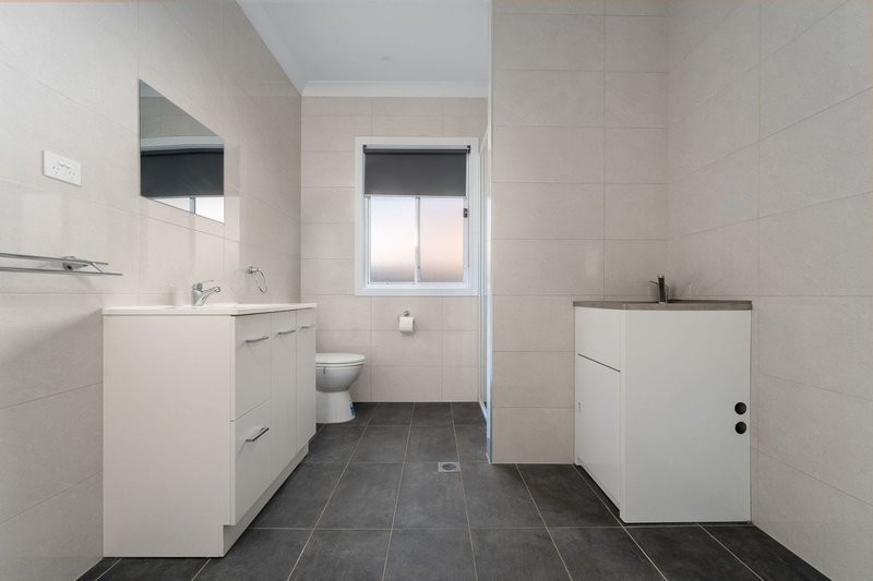 Photo - 10 Esrom Street, West Bathurst NSW 2795 - Image 5